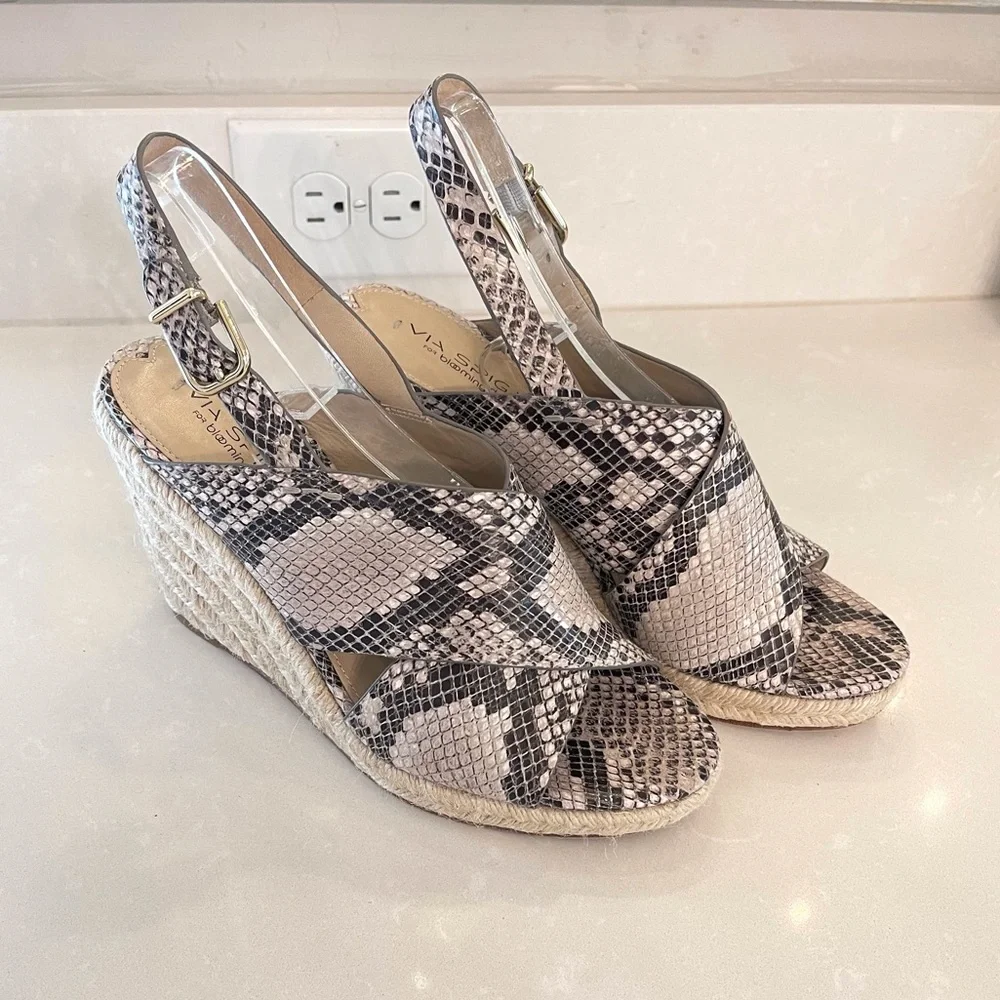 Via Spiga Snake Skin Leather wedge Samdals Size 9M Gray and black